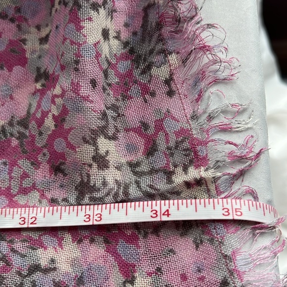 L.L. Bean Women’s Lightweight Lilac/Pink Floral Scarf NWT - Picture 3 of 7
